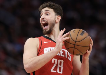 组织中锋！赛季场均20分6助攻的中锋：张伯伦、约基奇、申京